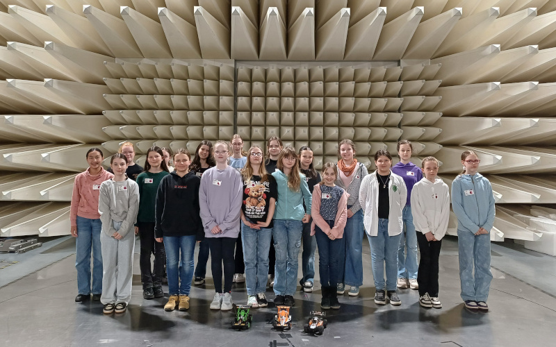 Schülerinnen in der Absorberhalle beim Girls'Day 2025