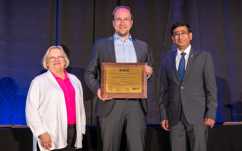 Prof. Fabian Lurz (Mitte) bei der Preisverleihung mit Dr. Malgorzata Celuch (Links) und IEEE MTT-S Präsident Dr. Goutam Chattopadhyay (Rechts)  am 18. Juni 2025 in San Francisco. (Foto: ©LylePhotos.com, Atlanta, GA, USA)