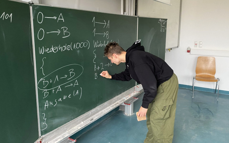 Schüler aus der Besuchsgruppe löst Übungsaufgabe auf Basis der neuen Programmiersprache