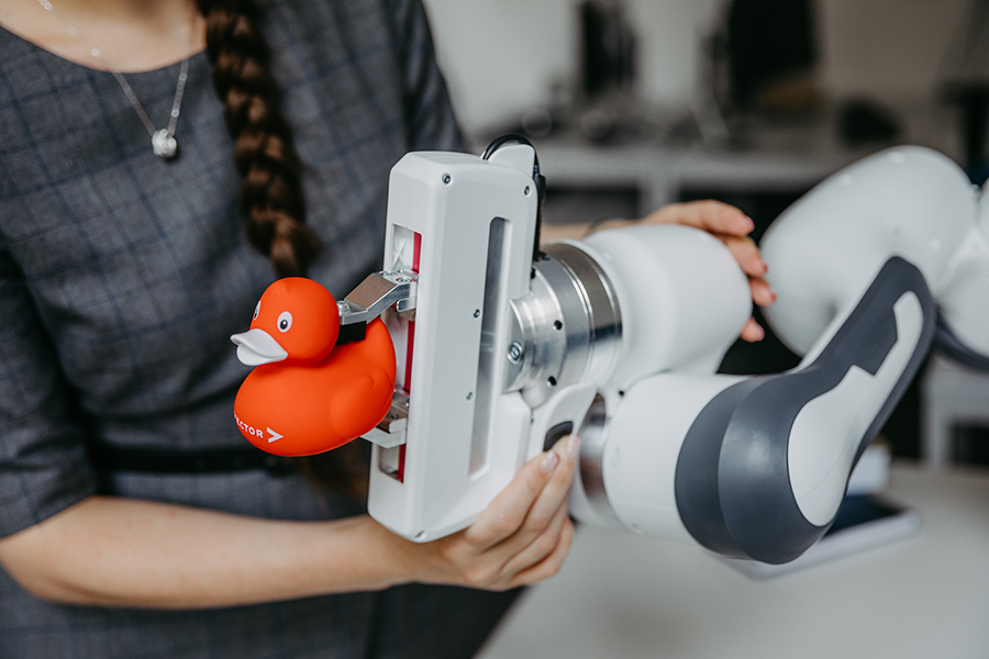 Der Roboterarm hält eine Gummiente (c) Jana Dünnhaupt Uni Magdeburg