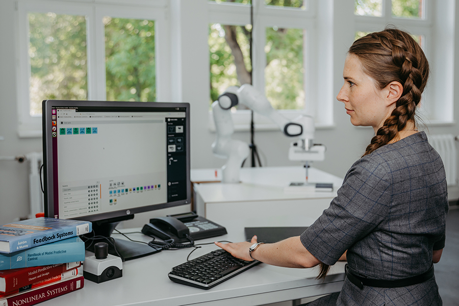 wissenschaftliche Mitarbeiterin Janine Matschek programmiert den Roboterarm (c) Jana Dünnhaupt Uni Magdeburg